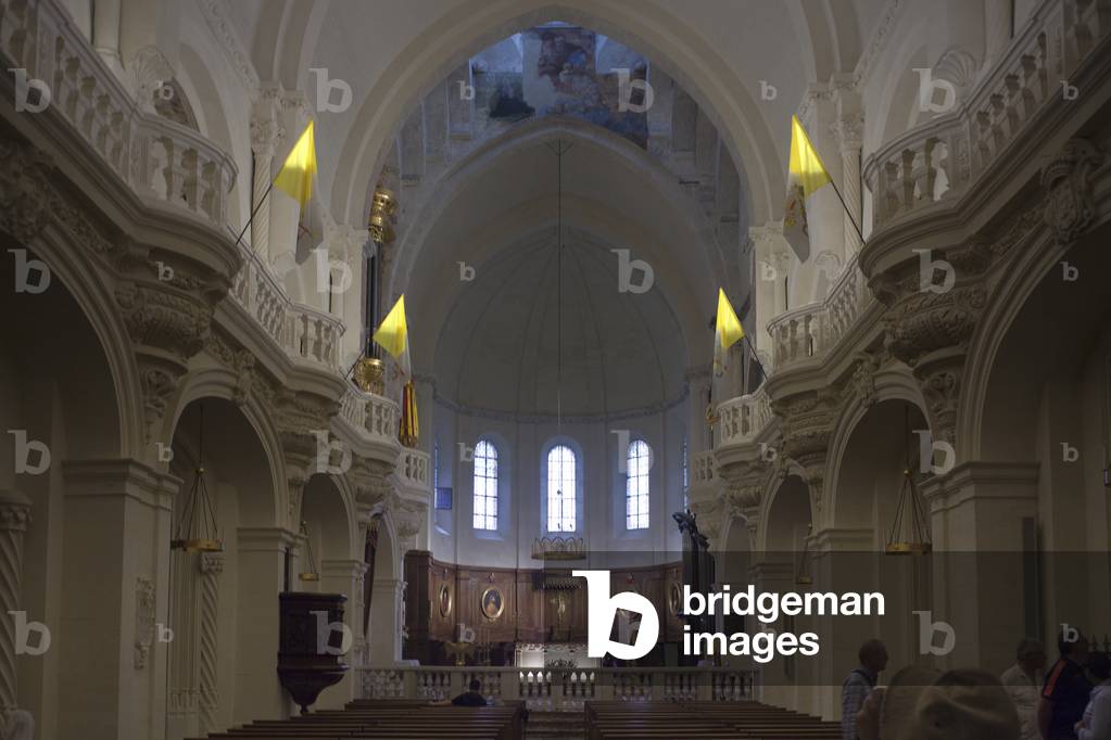 Cathedral  (Cathédrale Notre-Dame des Doms). Interior. The nave.
