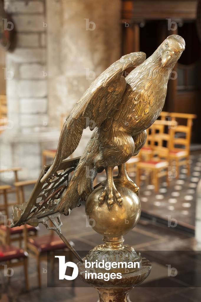 Collegiate church (Sint-Hermeskerk). Interior. Reading desk with an eagle.