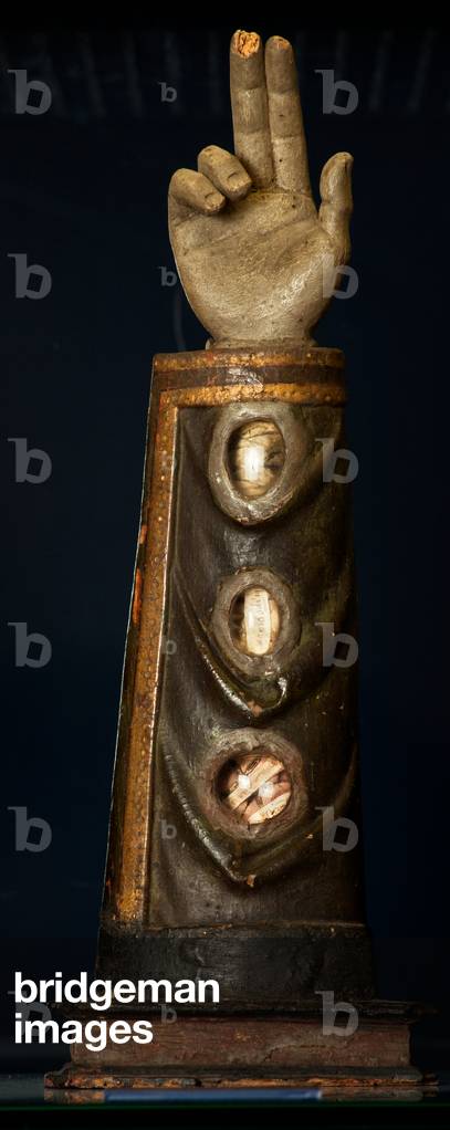 Town hall. MOU Museum Oudenaarde. Relics holder as an arm (Reliekhouder in de vorm van een hand). Polychromed wood. 16th century.