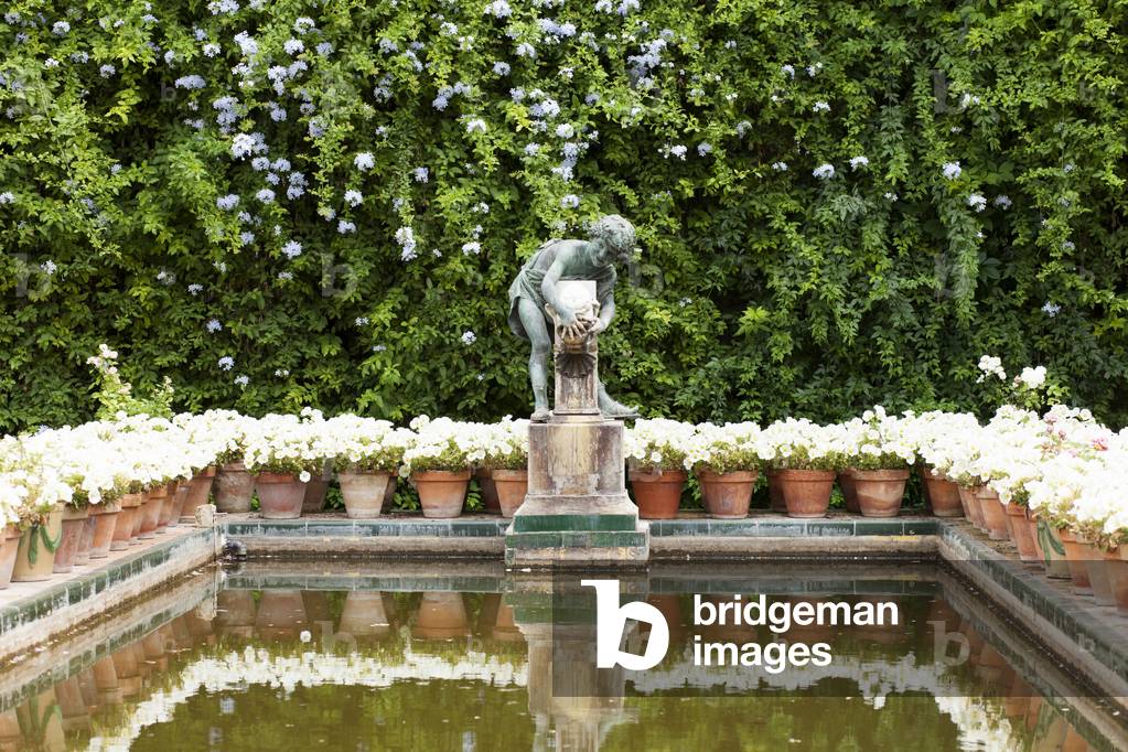Palace (Casa de Pilatos. Interior. The gardens. A pool. A sculpture of boy.