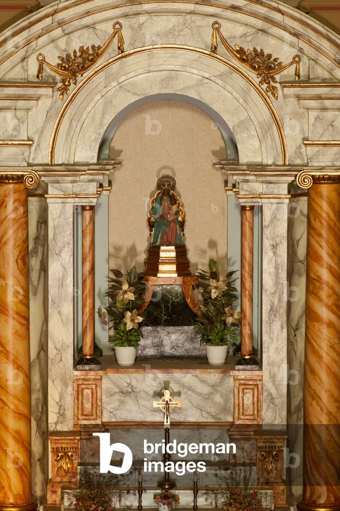 El santuari de la Mare de Dèu del Pla. interior de l'Església. Església de Nostra Senyora del Pla s. XVIII Cambril de la Mare de Déu.