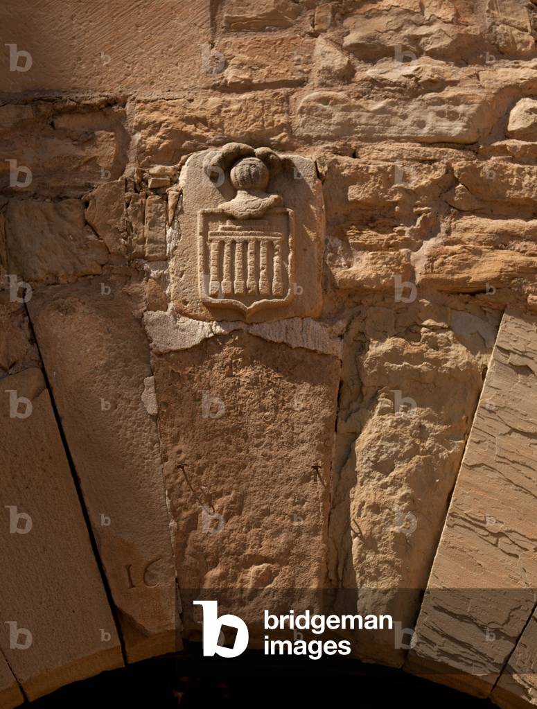 The castle. The middle entrance gate. Detail. Escutcheon.