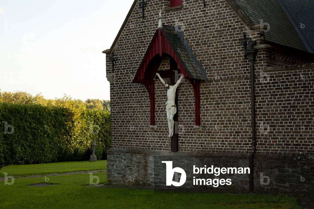 Nokere. Parish church (Sint-Ursmaruskerk). Exterior. South aisle. A crucifix.