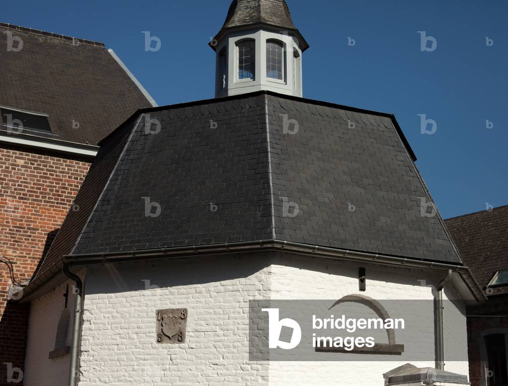 The farmhouse (La Cense). Chapel. With escutcheon.