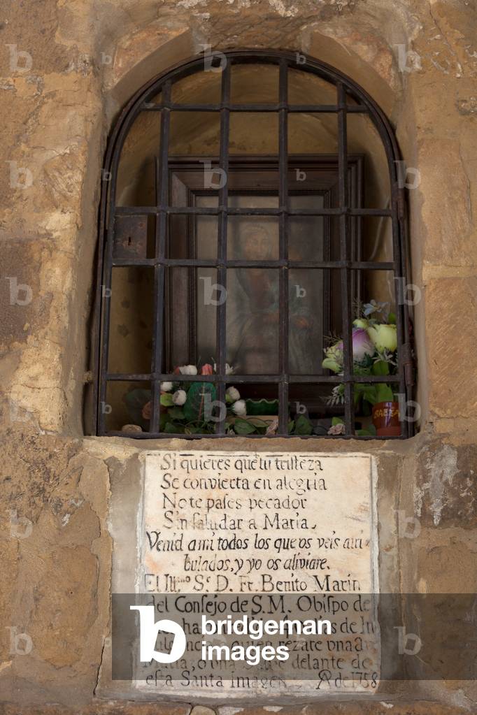 City gate (Arco de las Escuelas). Detail. A little devotion chapel. 1758.