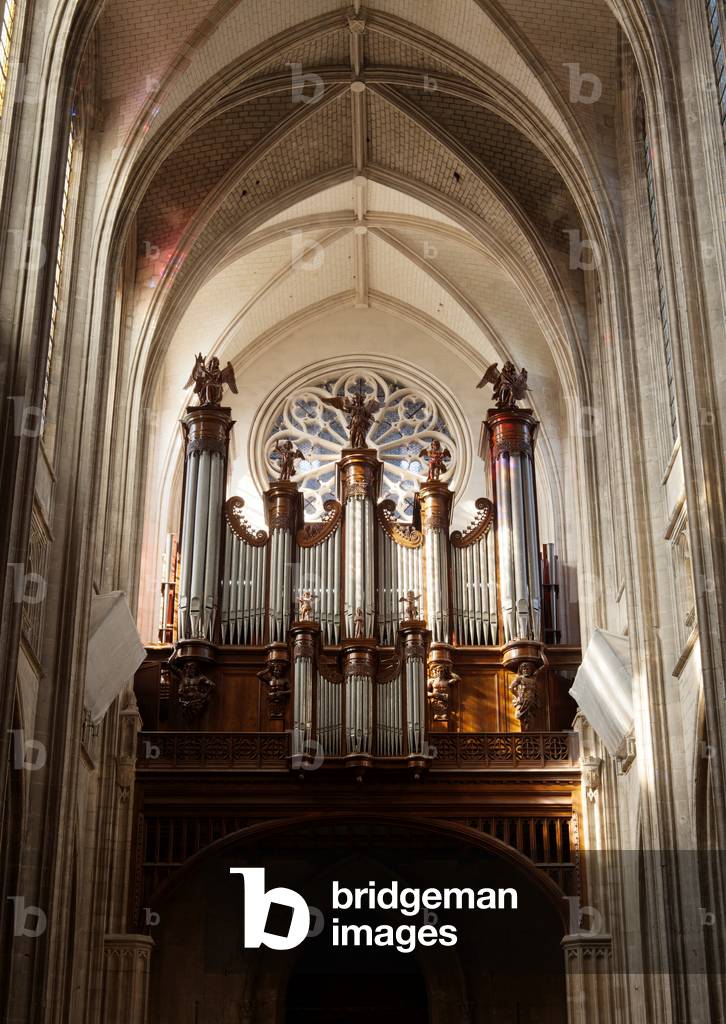 Cathedral (Cathédrale Sainte-Croix). Interior. The organ (Grandes orgues Cavaillé-Coll). Origin of the abbey of Saint-Benoît-sur-Loire,in the cathedral from 1822.