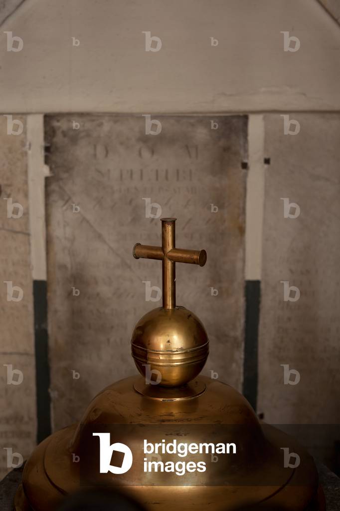 Paulatem, Parochiekerk Sint-Gangulfus. Interior. Baptismal font. Detail top.