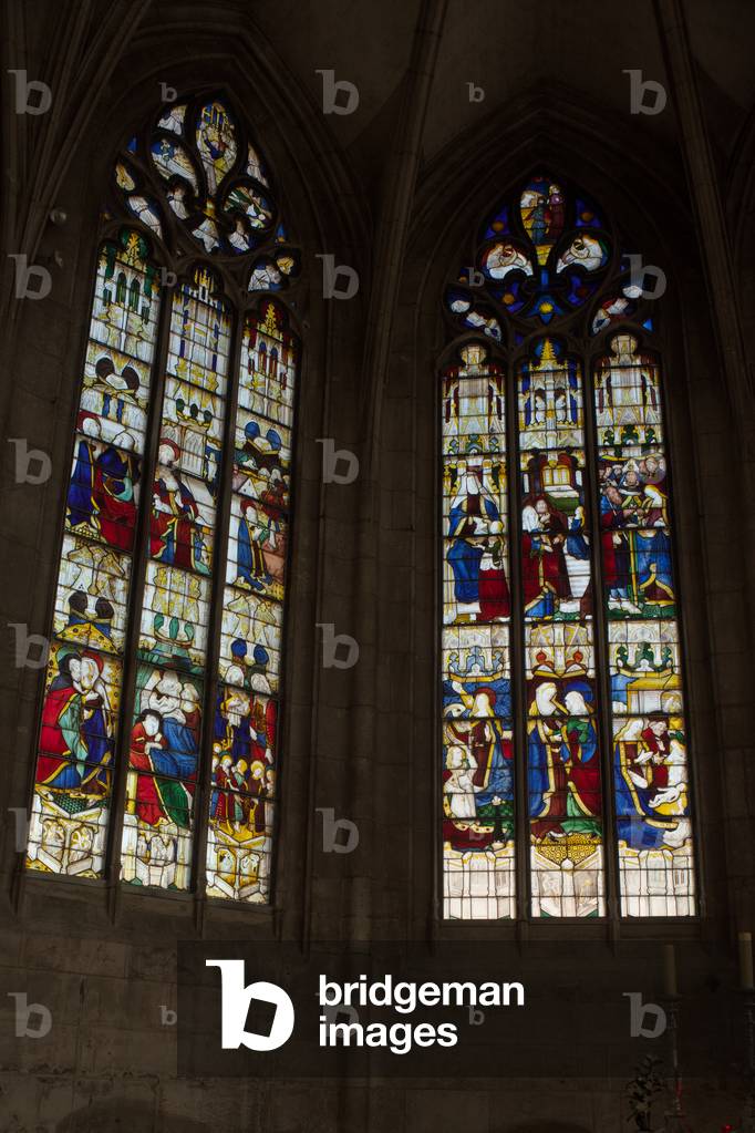 Interior. The apse chapel. The stained glass windows., Cathédrale Notre-Dame, Eure, Normandie, France