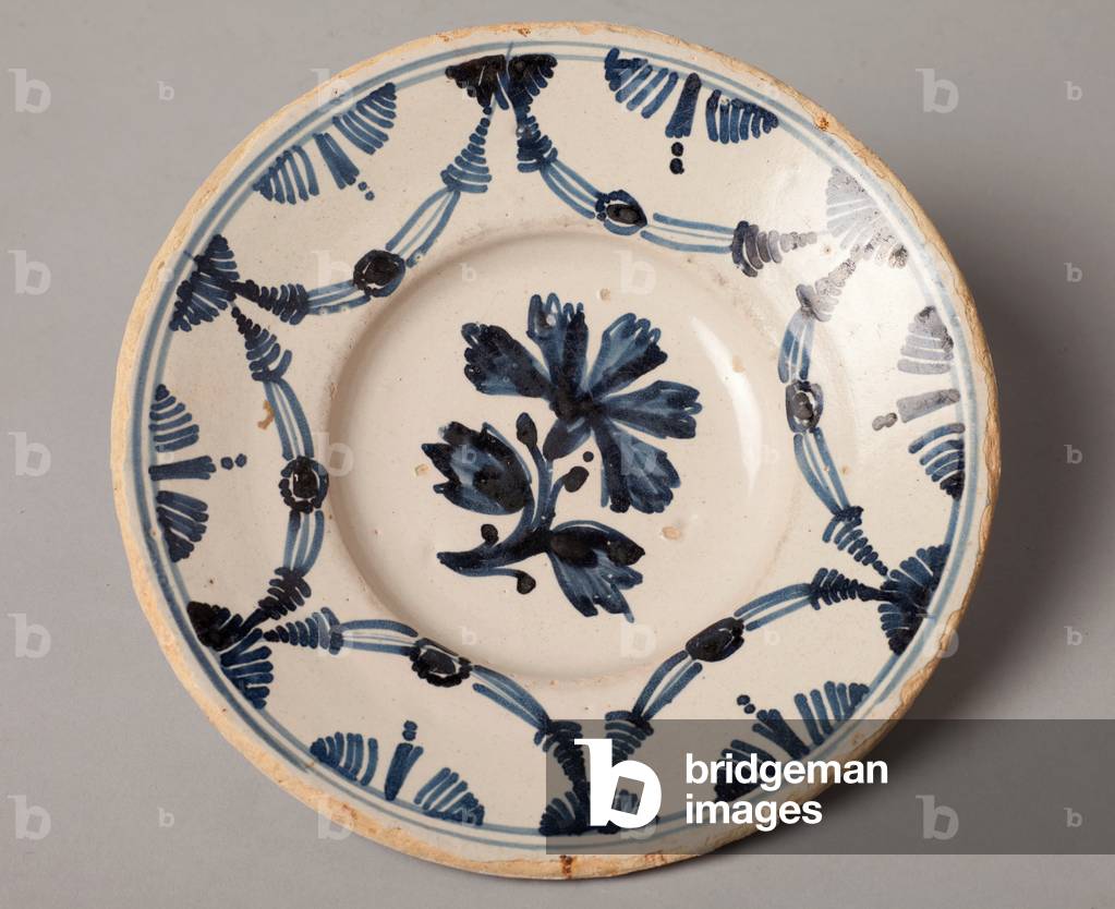 A dish. Ceramic work. Blue decoration. Barcelona (serie de l'arracada). End 18th - begin 19th century. Museum inventory no: 423.