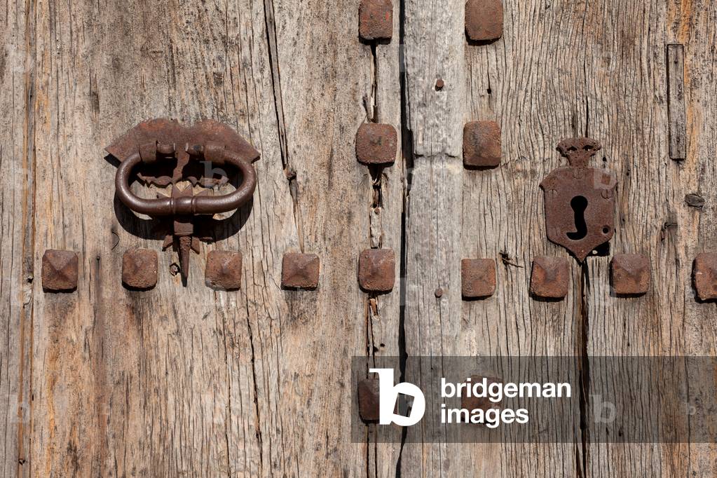 Ribelles. The new castle (18th century). The entrance door. Detail. The door handle.
