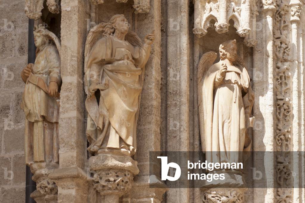 The cathedral. Exterior. East. Portal (Puerta de los Palos). Detail. Left doorjamb. The three statues of angels. Before 1520.