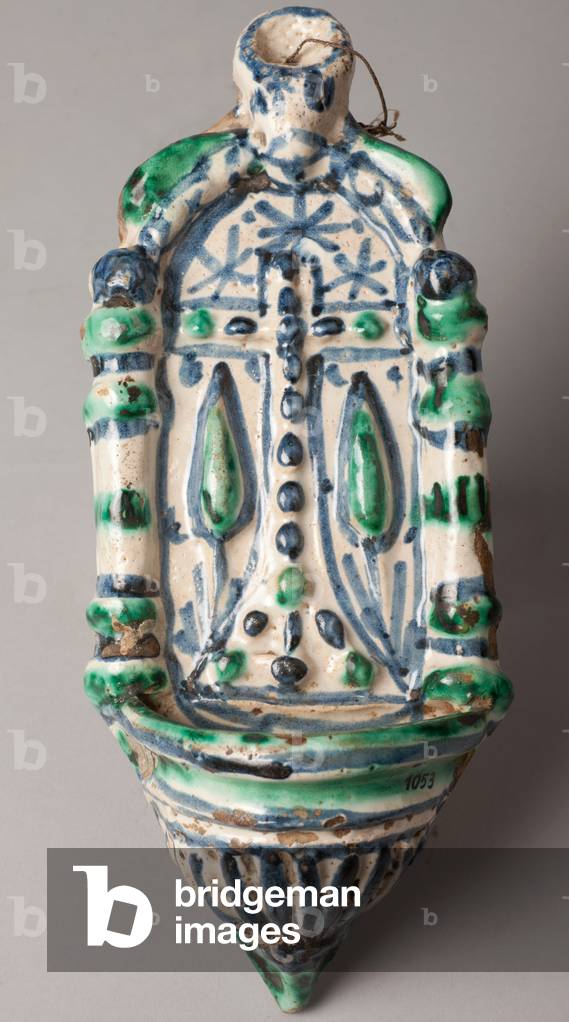 Holy water font. Polychrome porcelain. 17th century. Museum inventory no: 1053.
