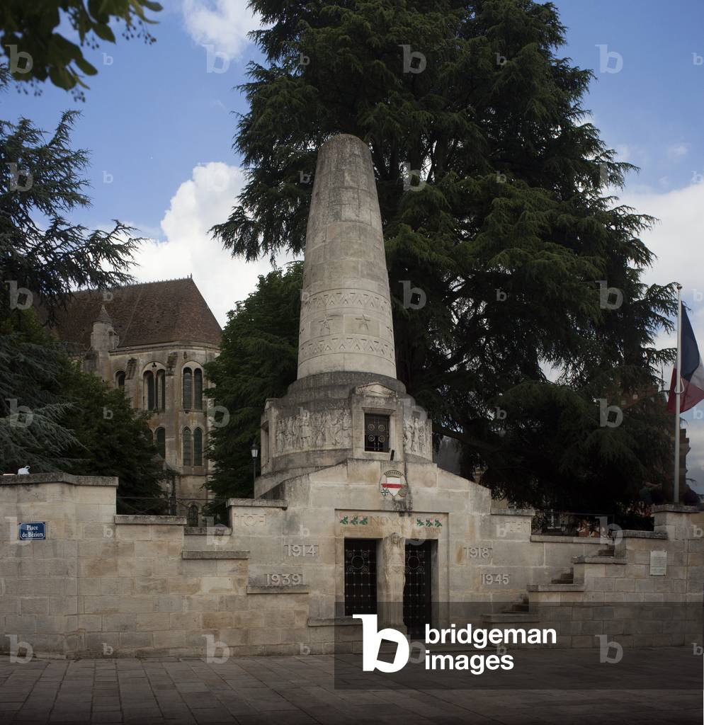 Square (Place de Béziers). War memorial 914-1918.