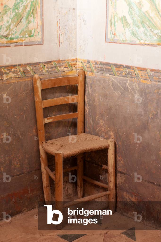 El santuari de la Mare de Dèu del Pla. interior de l'Església. Església de Nostra Senyora del Pla s. XVIII Lateral de la avantsala d’accés al cambril. Cadira amb el seient de bova.