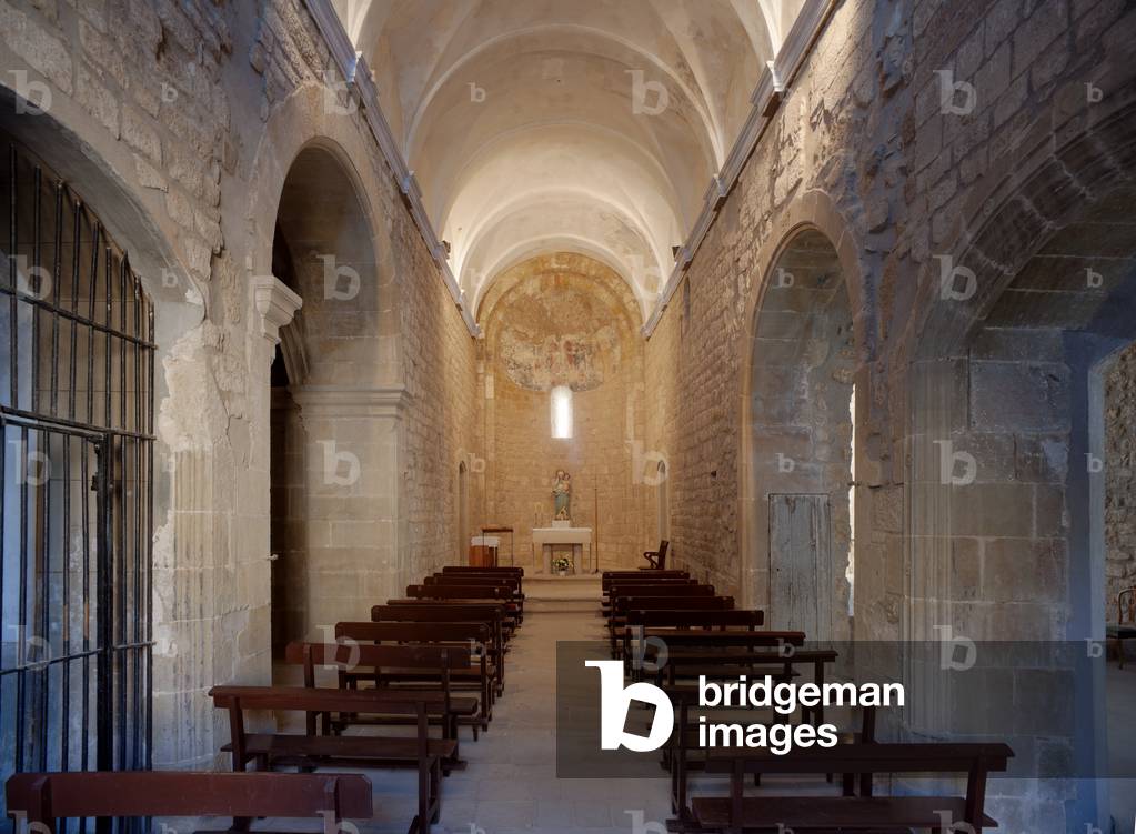 Ribelles. The church. Interior. The nave. Romanesque.