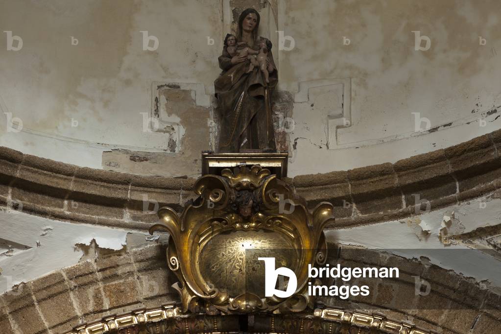 Parish church (Iglesia Santa Cruz). Former cathedral. Interior. The crossing. Statue at the top. A madonna with two children. A Medaillion.