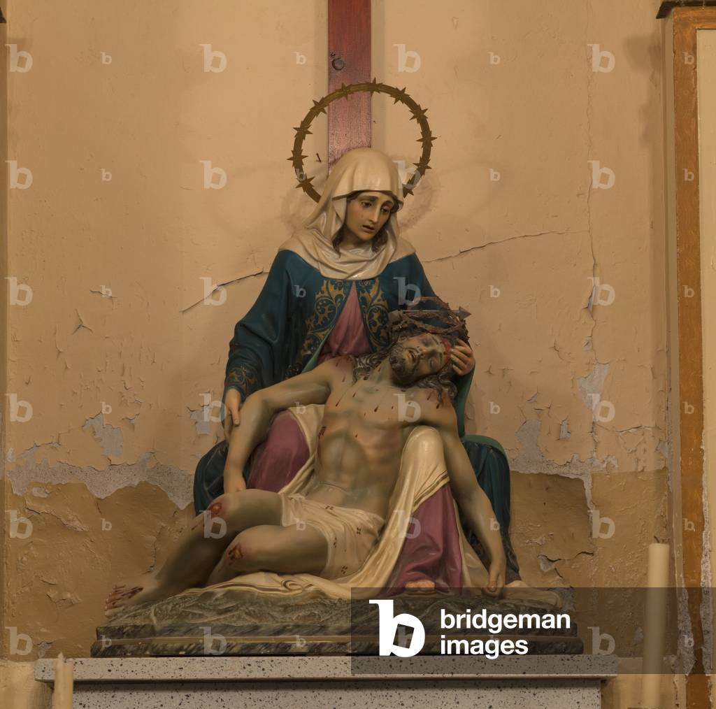 El santuari de la Mare de Dèu del Pla. interior de l'Església. Església de Nostra Senyora del Pla s. XVIII Imatge de la Dolorosa. La Mare de Déu sosté els cos de Jesucrist un cop baixat de la creu.