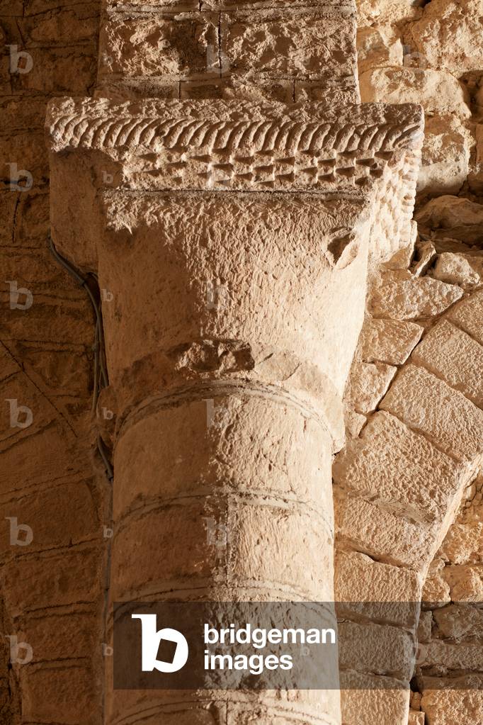 Church (Església de Sant Esteve). Interior. The nave. A capital. Romanesque. 11th century.