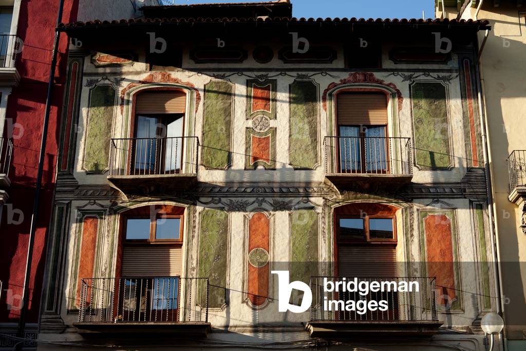 Plaça dels Oms. A house façade.