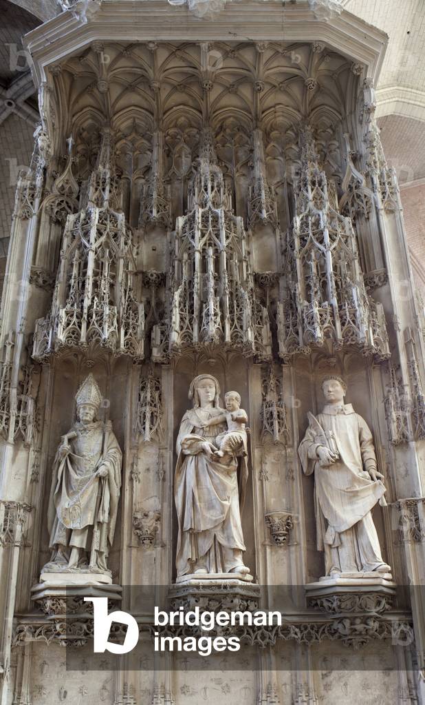 Cathedral (Cathédrale Saint-Etienne). Interior. The nave. Altarpiece. Three statues. A saint (saint-Etienne, a Madonna with Child, saint (Saint-Savinien). White stone. 1515.