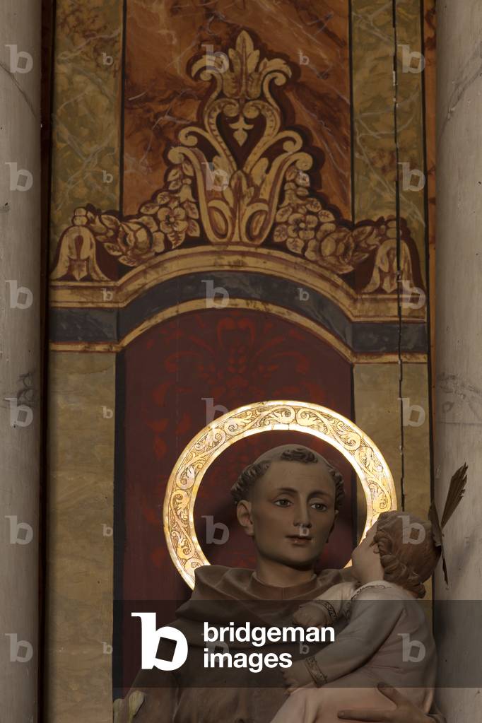 Madrona, parish of Saint Peter (parròquia de Sant Pere). The church (Església Sant Pere). Interior. The high altar. A statue. Detail. Baroque.