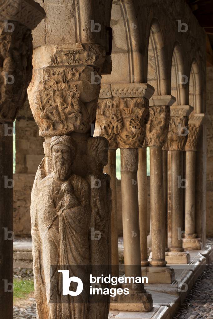Former cathedral (Ancienne cathédrale Notre-Dame). The cloister. 12th century. Romanesque. Columns and capitals.