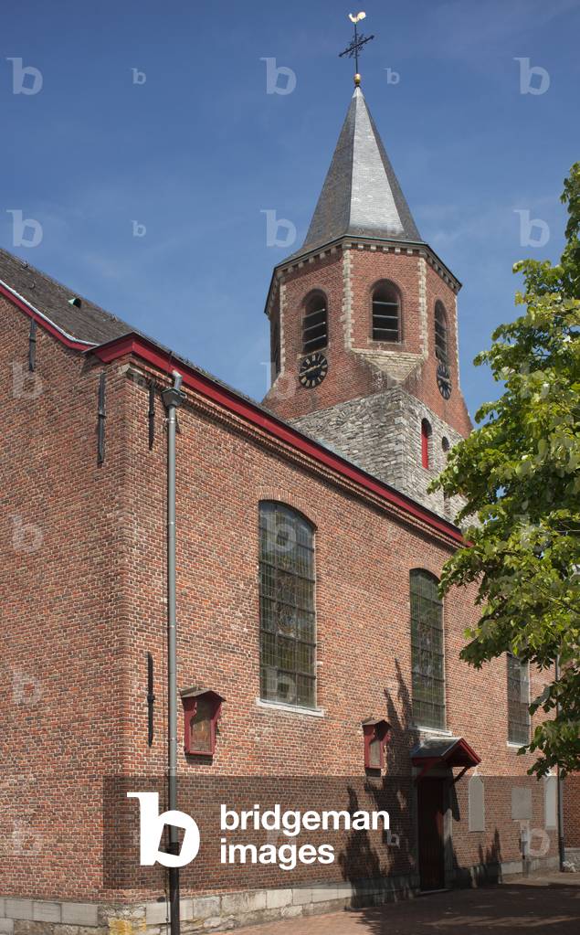 Parish church (Parochiekerk Sint-Martinus en Sint-Antonius Abt). Exterior.