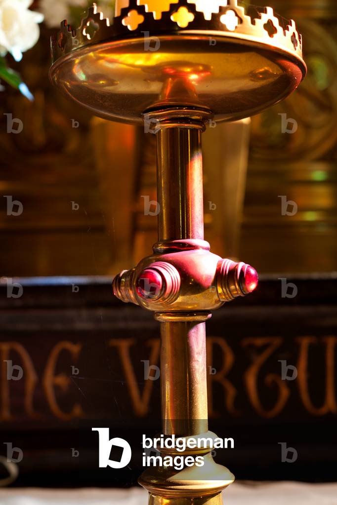 Tiegem. Parish church (Sint-Arnoldus). Interior. A candlestick. Detail. Neo-Gothic.
