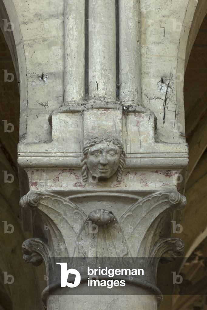 Cathedral (Cathédrale Notre-Dame). Interior. The nave. South wall. A capital. Gothic.