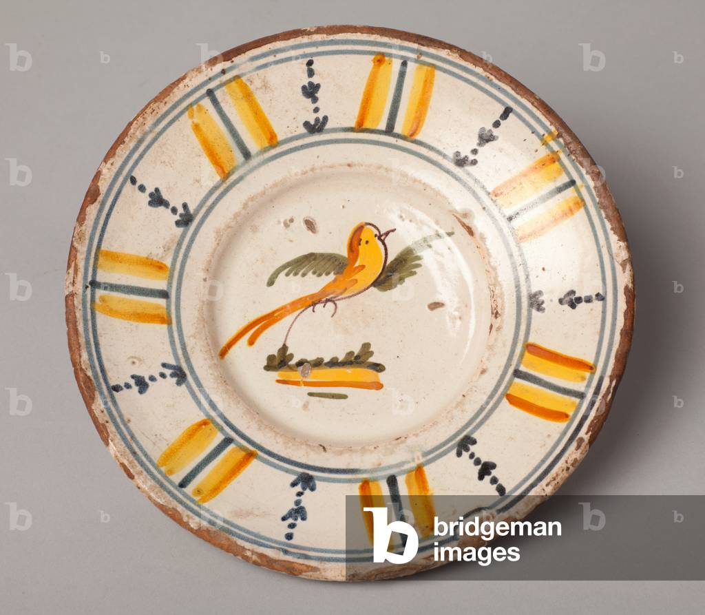A dish. Ceramic work. Polychrome decoration. End 18th - begin 19th century. Museum inventory no: 1288.2.