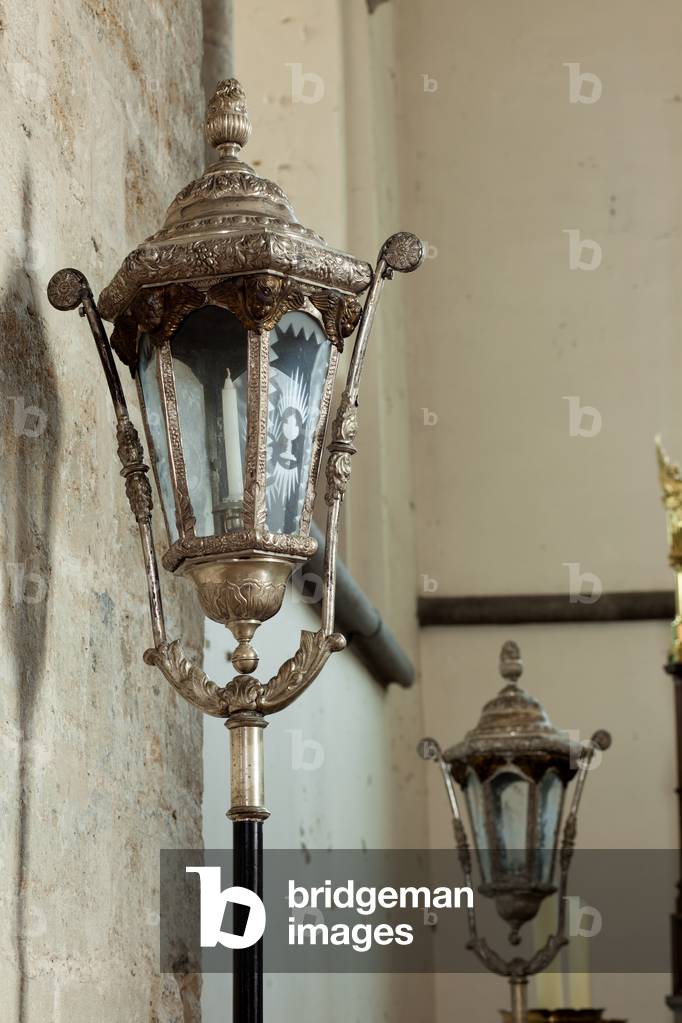 Parish church (Sint-Pietersbandenkerk (Semmerzake). Interior. A procession lantern.
