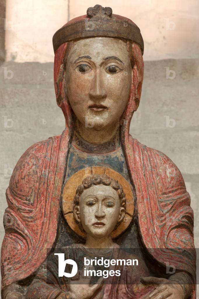 Cathedral. Interior. The chapel (Capilla de Nuestra Señora de la Esperanza). Sculpture Madona with Child (La Virgen blanca). Detail. Bust. Polychrome stone. End 12th century.