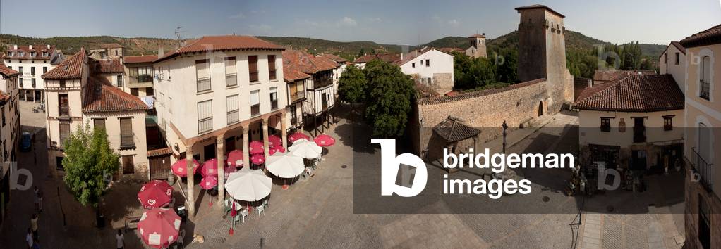 Panoramic view of the city, the square (Calle de los Castros, the city fortification tower (Torreón de Fernàn Gonzàlez, de La Emparedada, and the church.