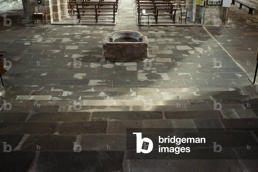 Collegiate church (Collégiale Saint-Pierre). Interior. The baptismal font.