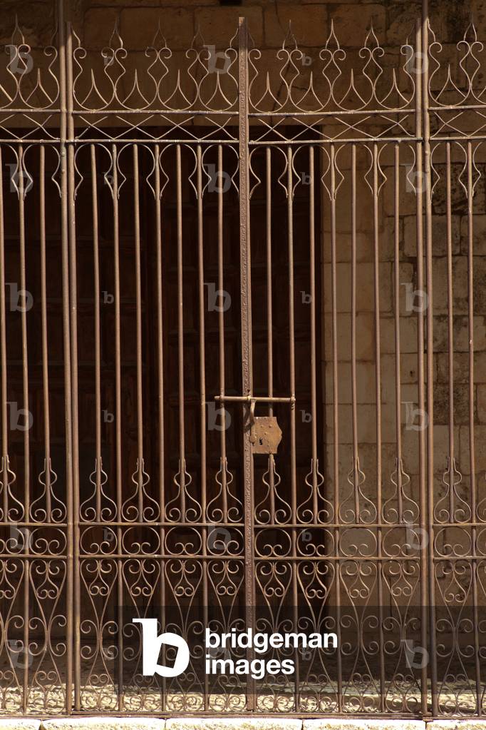 Colegiate church (Colegiata de San Cosme y San Damiàn de Covarrubias). Exterior. West façade. The fence of the portico.