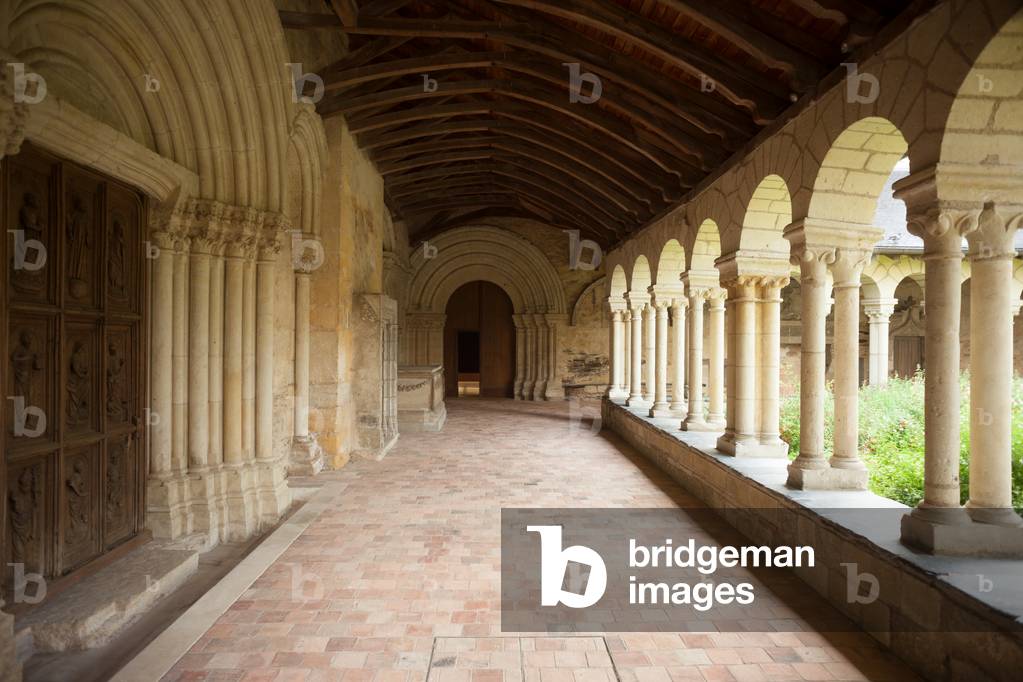 Former hospital (Ancien hôpital Saint-Jean (Musée Jean Lurçat et de la tapisserie contemporaine). The cloister.