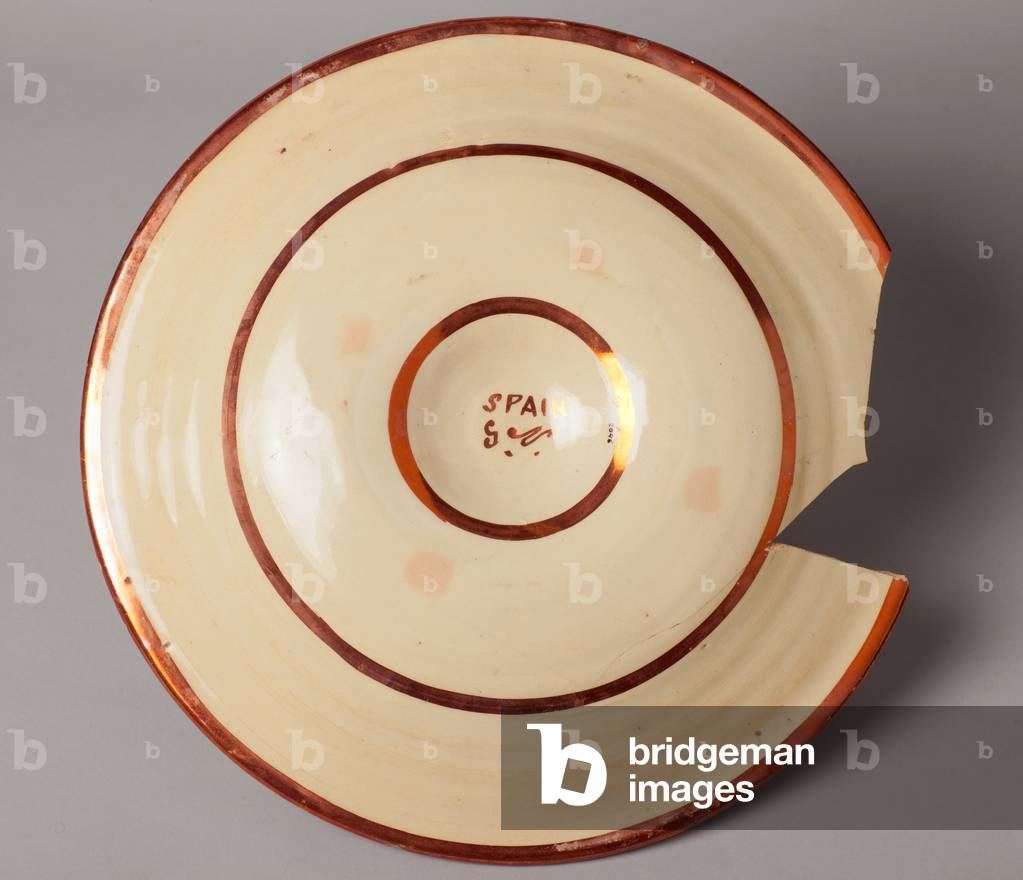 A dish. Ceramic work. Metallic polychrome. 20th century. Museum inventory no: 2047.