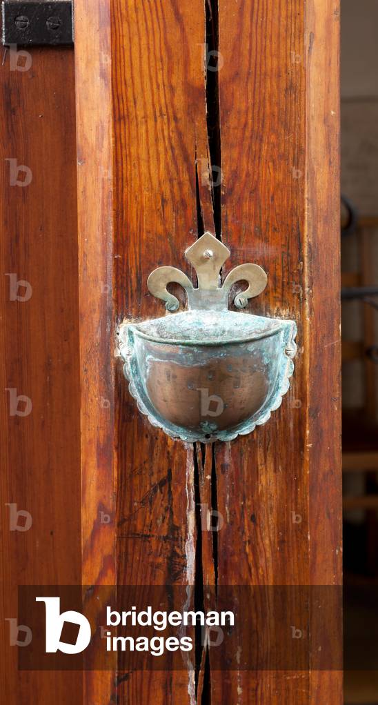 Paulatem, Parochiekerk Sint-Gangulfus. Interior. A small holy water font.