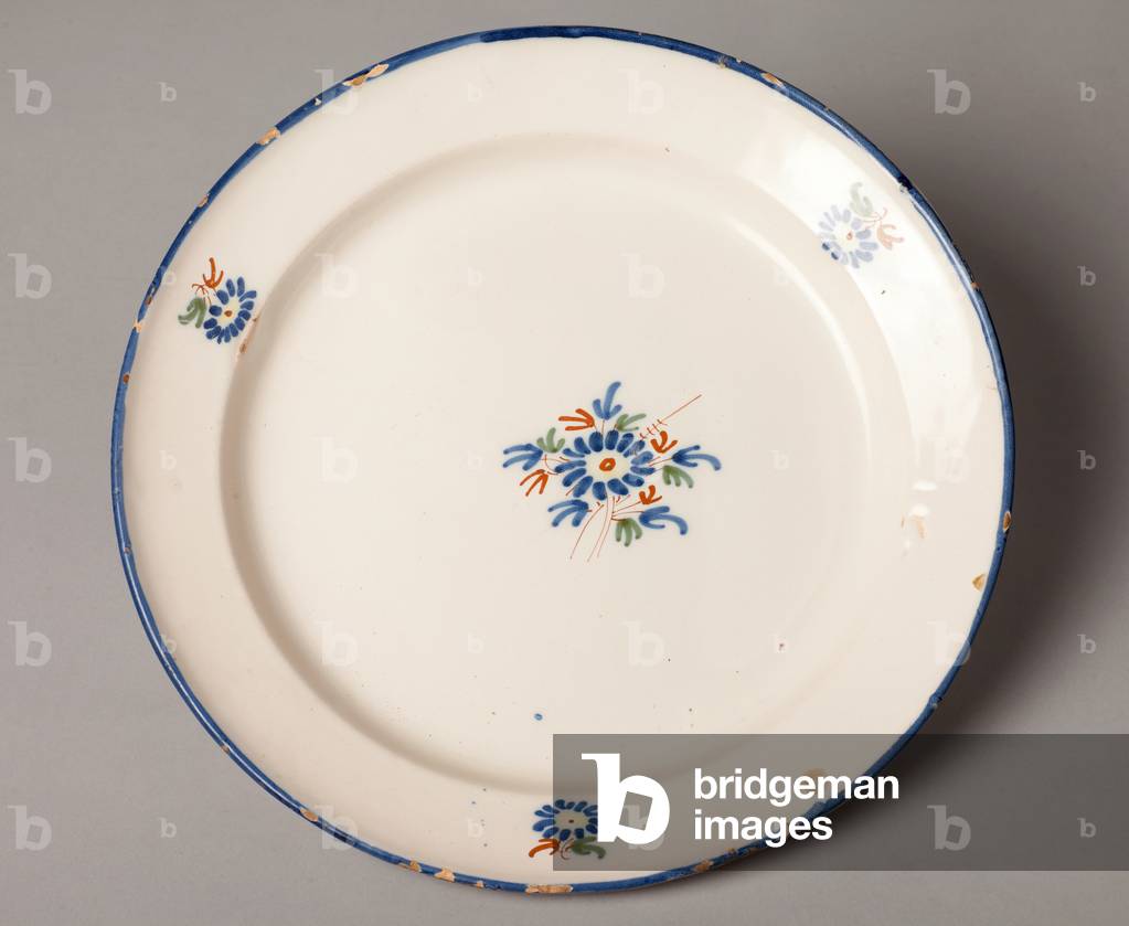 A dish. Ceramic work. Polychrome decoration. First half 19th century. Museum inventory no: 404.
