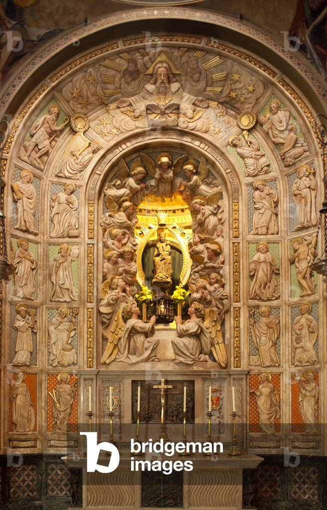 Cathedral (Catedral de Santa María). Interior. A chapel (capella del Claustre). The altar. Sculpture (Mare de Déu del Claustre). Romanesque.