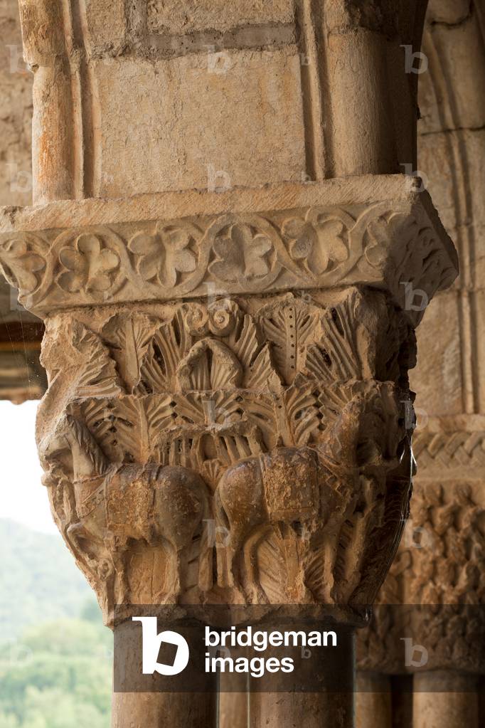 Former cathedral (Ancienne cathédrale Notre-Dame). The cloister. 12th century. Romanesque. A capital.