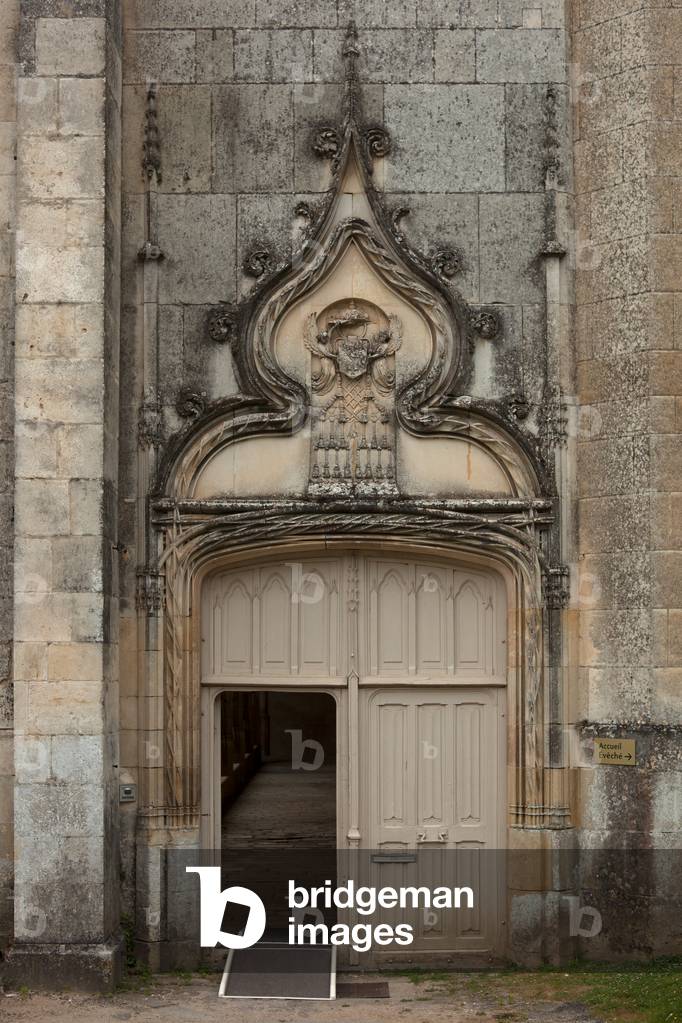 Cathedral (Cathédrale Notre-Dame-de-l'Assomption). The entrance portico to the cloister.