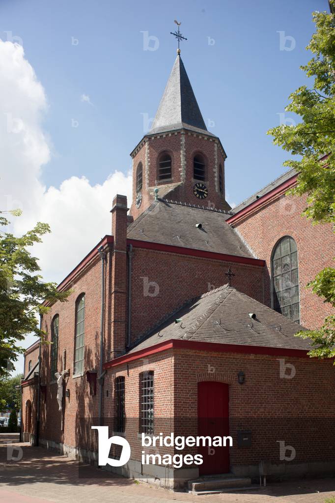 Parish church (Parochiekerk Sint-Martinus en Sint-Antonius Abt). Exterior.