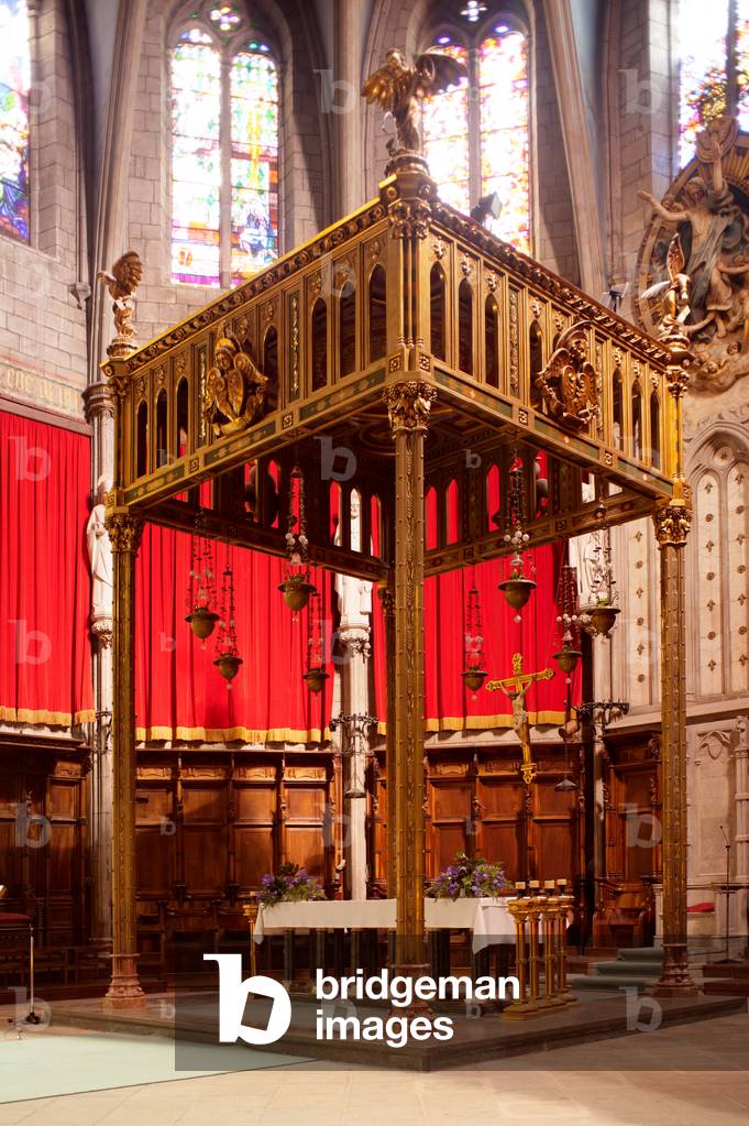 Cathedral (Catedral de Santa María). Interior. The choir. The high altar with baldachuin.