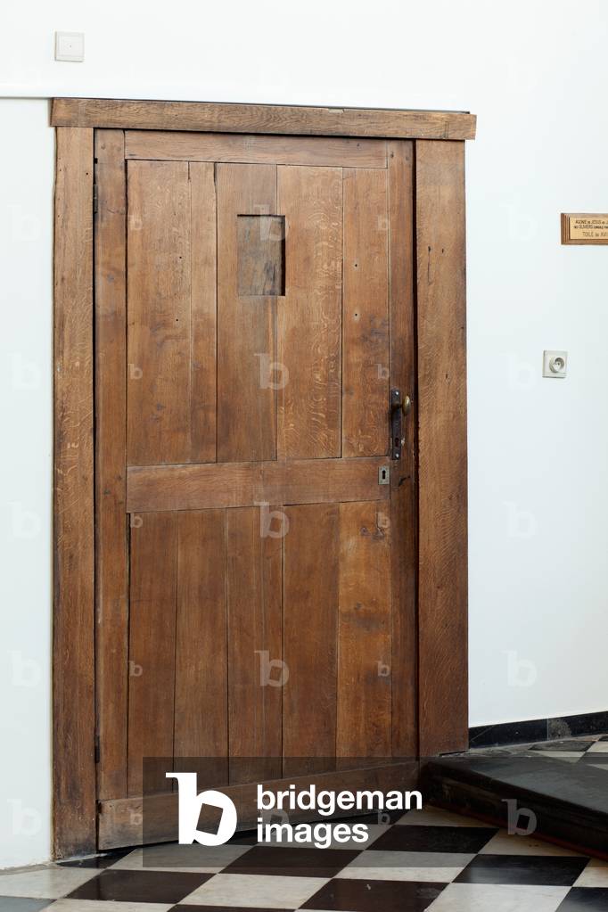 Church (Eglise Saint-Martin). Interior. The choir. A  door.
