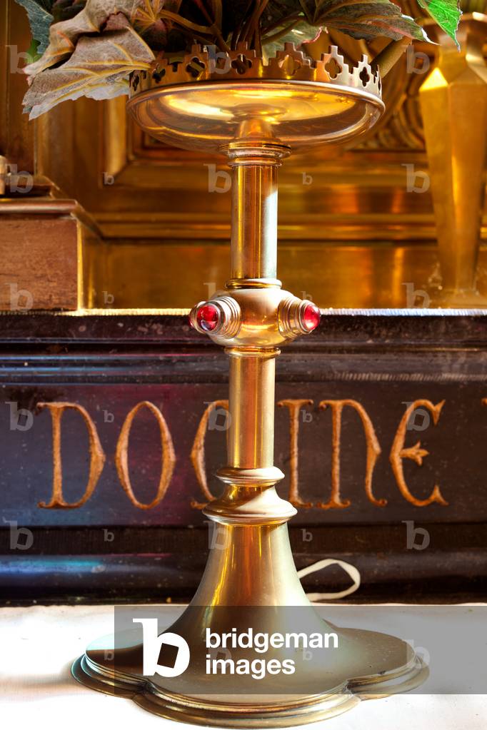 Tiegem. Parish church (Sint-Arnoldus). Interior. A candlestick. Detail. Neo-Gothic.