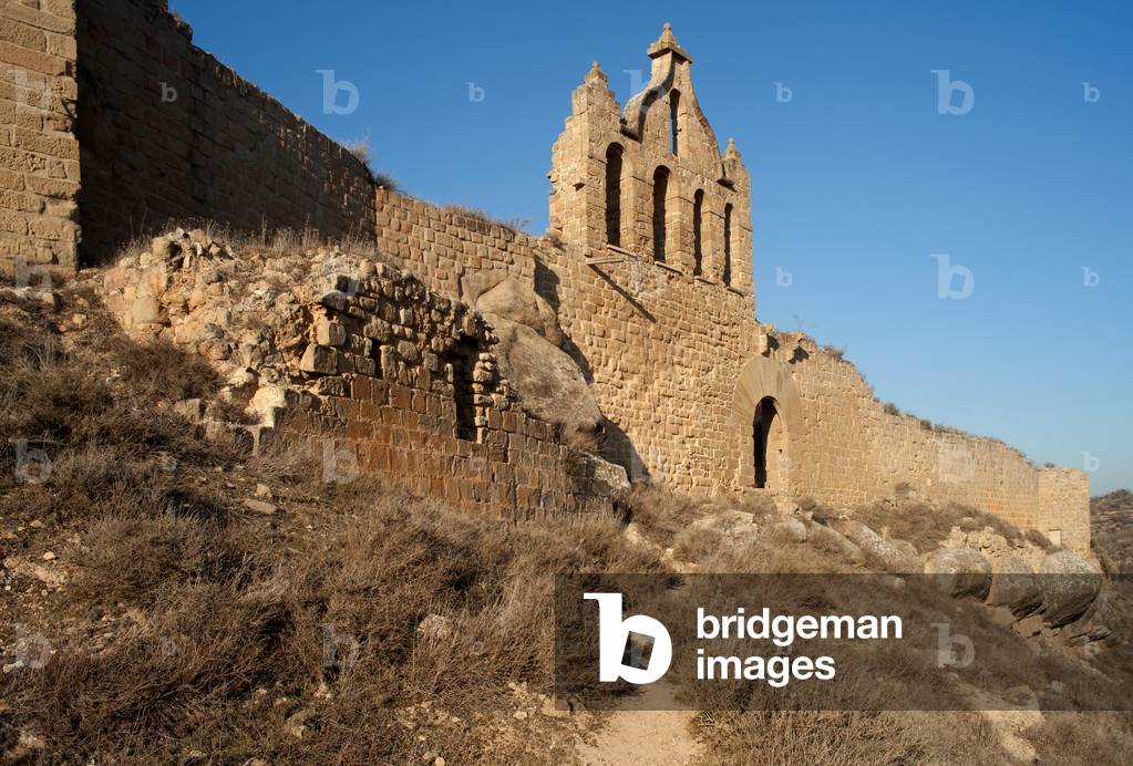 Castell. Castell de Sanaüja s. XVI Vista de la façana principal, porta d’accés adovellada i campanar d’espadanya. A l’esquerra un edifici que servia de presó.