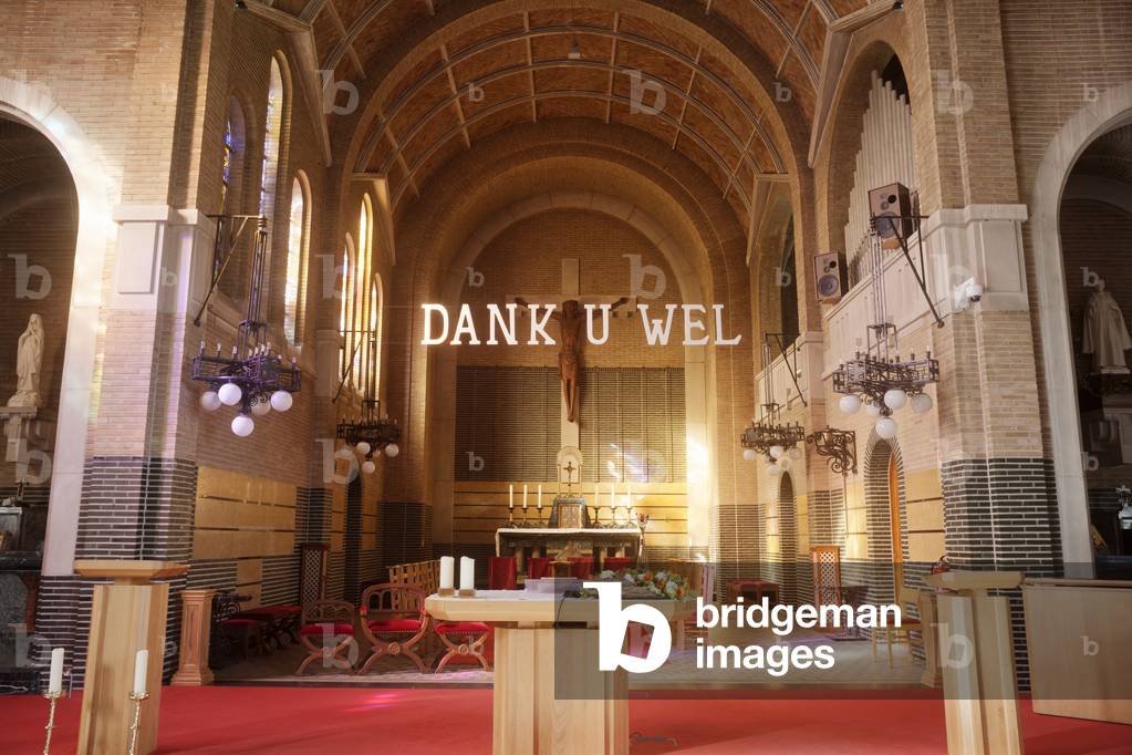 De Marolle. Parish church (Sint-Eligiuskerk). Interior. 1855. Design of architect Croquison. Te choir.