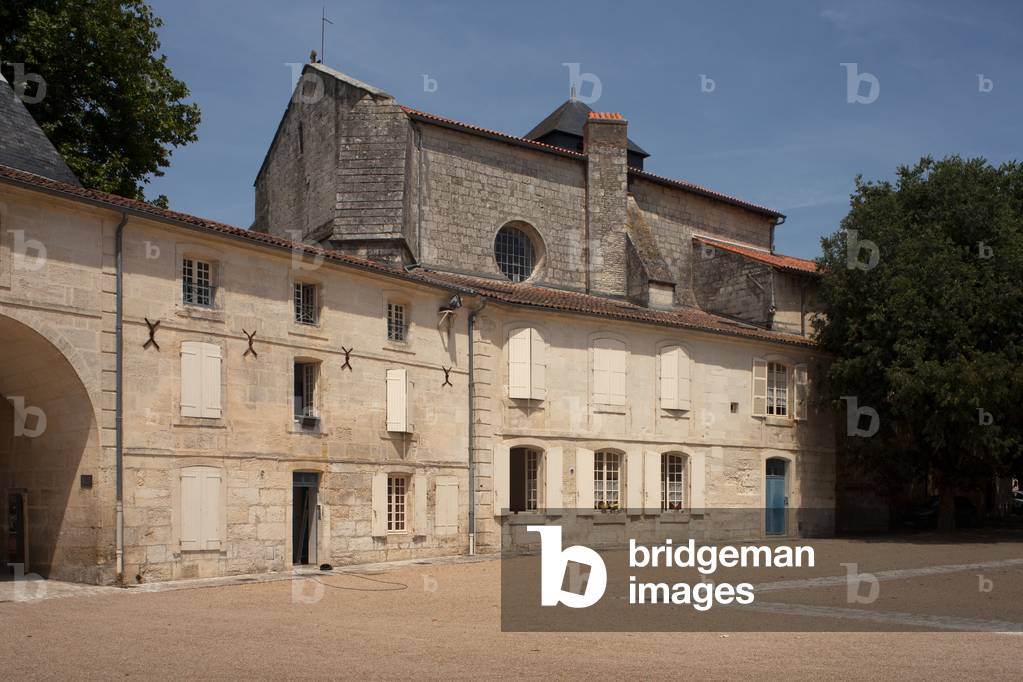 A city square. Place de l’Abbaye.