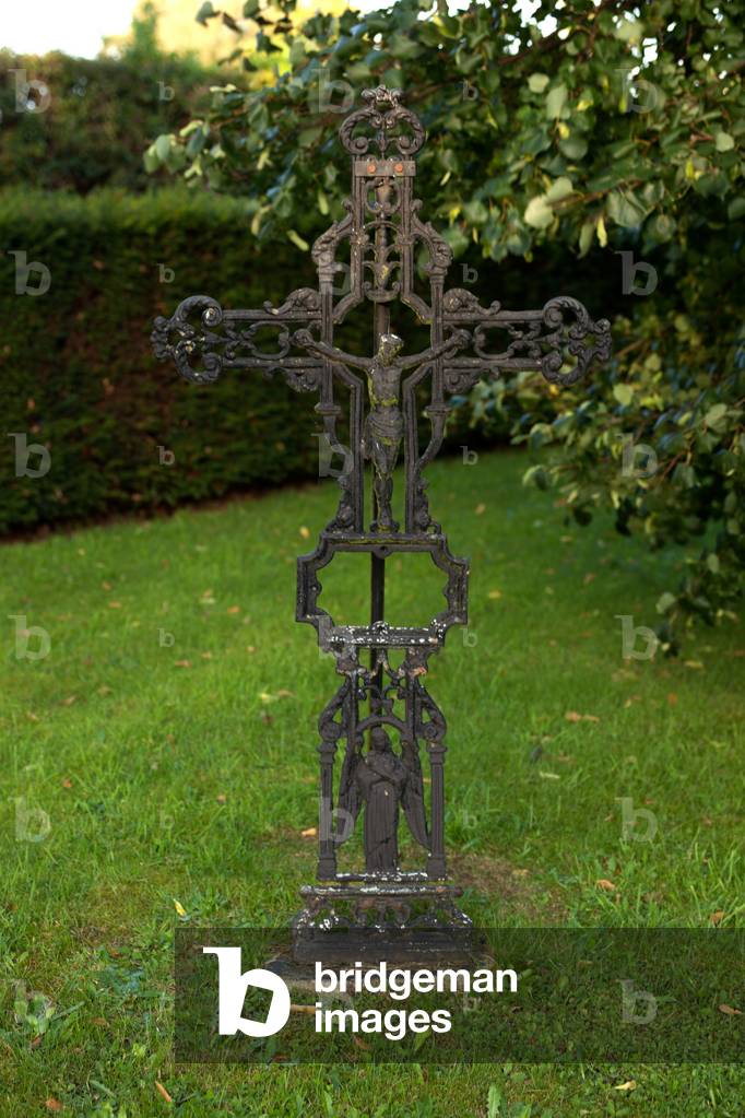 Nokere. Parish church (Sint-Ursmaruskerk). Exterior. The churchyard, a cross.